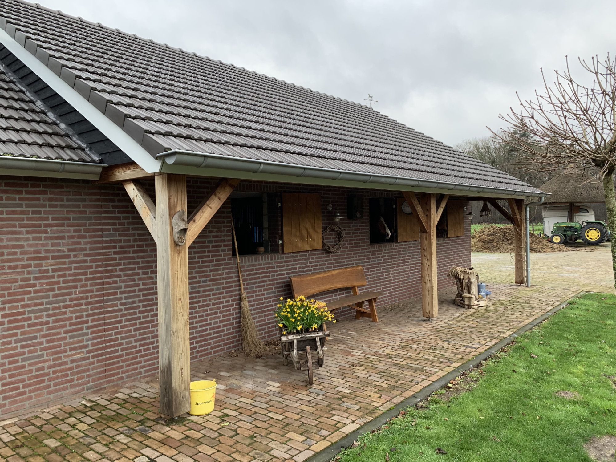 Bijgebouw woonhuis met paardenbak