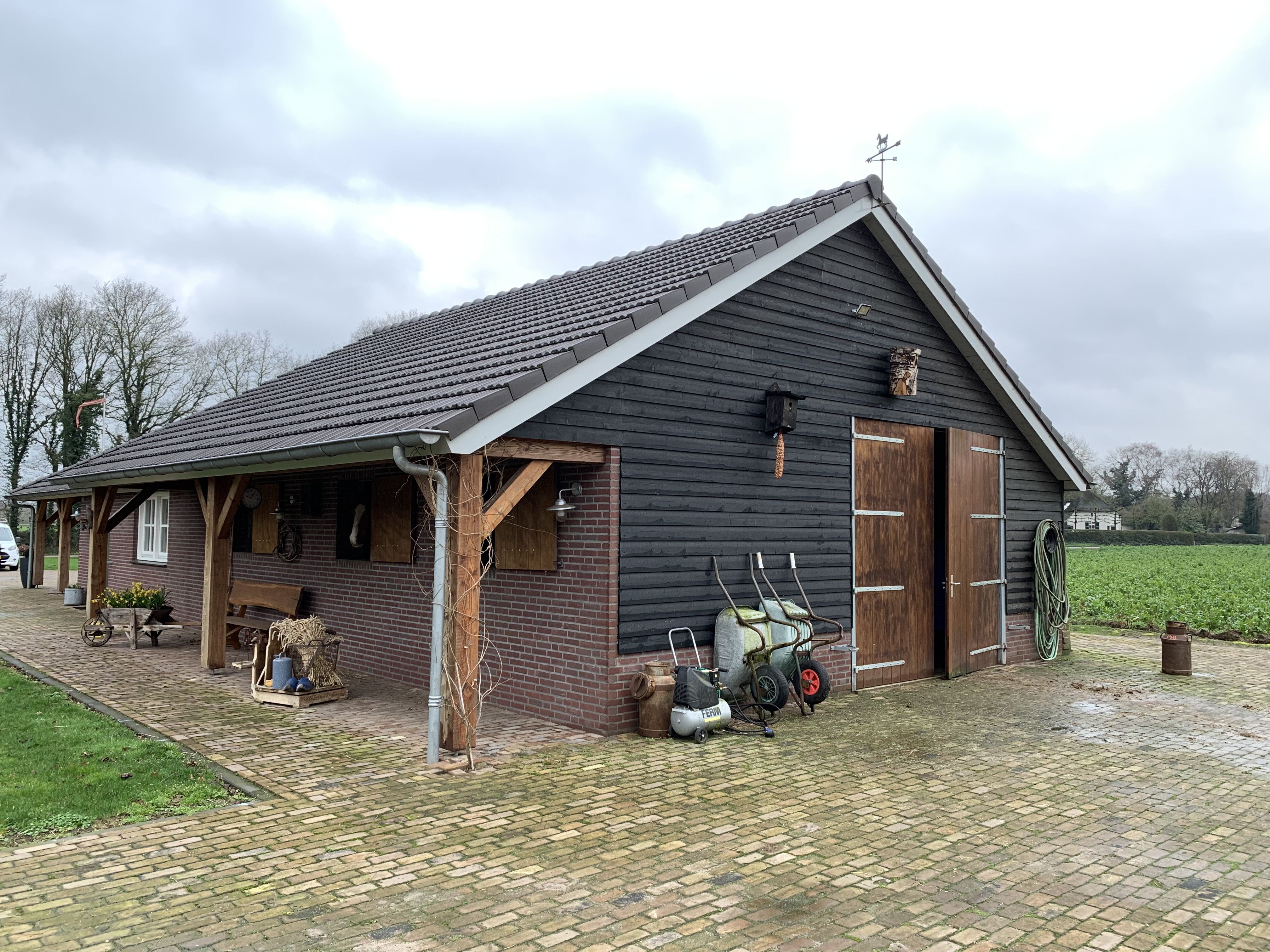Bijgebouw woonhuis met paardenbak